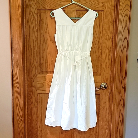 Women's Lovely V-neck Dress - Picture 2 of 3